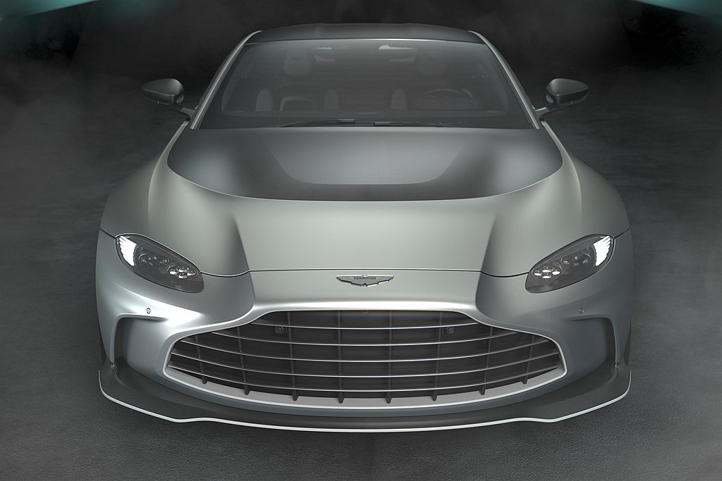 Aston Martin V12 Vantage 擁有迷人的車身曲線，歸功於加寬...