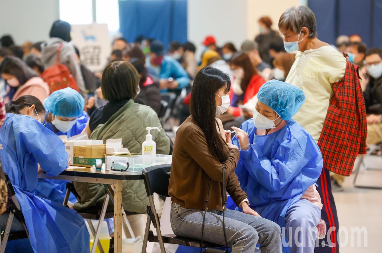 台大公衛流病與預醫所教授陳秀熙表示，目前第三劑疫苗施打速度趨緩，清明假期過後恐將再掀起一波本土疫情。 本報資料照片