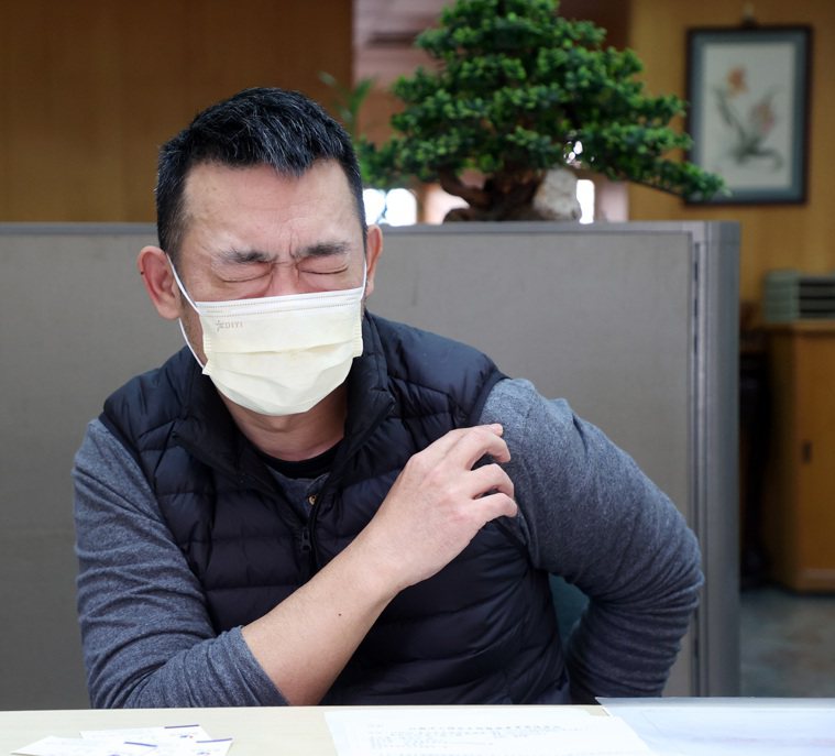 陳宏宇先生打疫苗後產生關節病變，醫生診斷敗血症。記者曾吉松／攝影