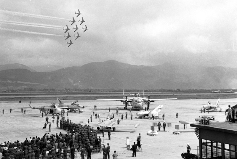 1960年3月18日，國大代表到台北松山機場，參觀空軍空降演習及裝備展覽，空軍雷虎飛行特技小組在空中表演，低空掠過空軍基地。圖／聯合報系資料照片