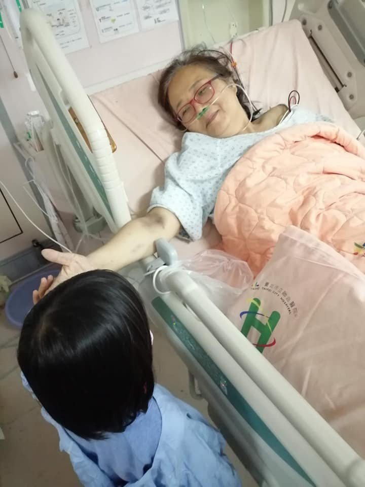 林彥君的母親在病榻上仍微笑安慰孫女。圖／林彥君提供