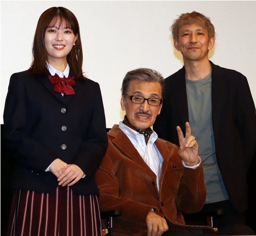 寶田明日前與導演和女主角岩本蓮加出席記者會。圖／摘自sponichi