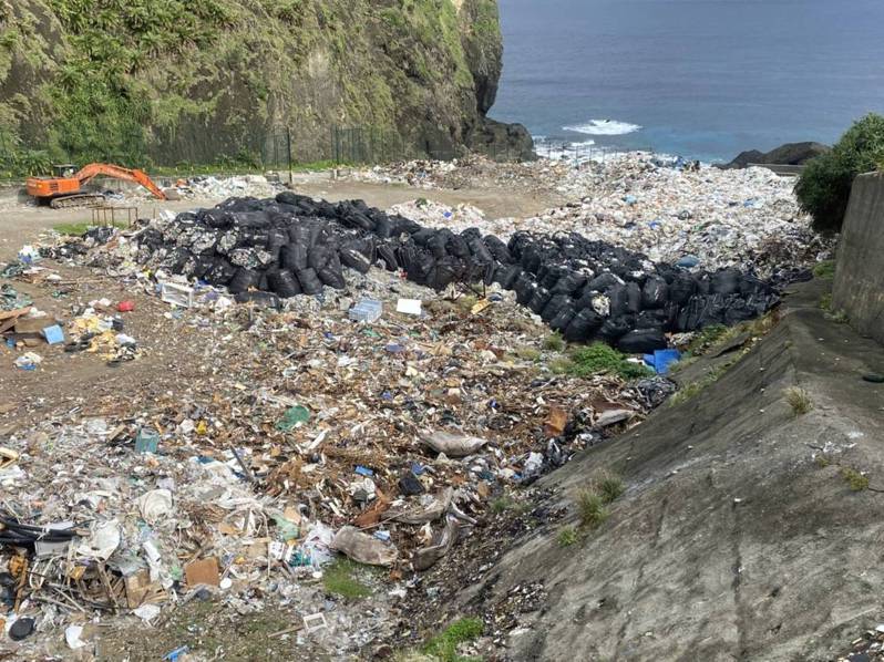 台東縣綠島垃圾1年多無法運送回本島，垃圾掩埋場已快滿出來了。圖／李數奼提供
