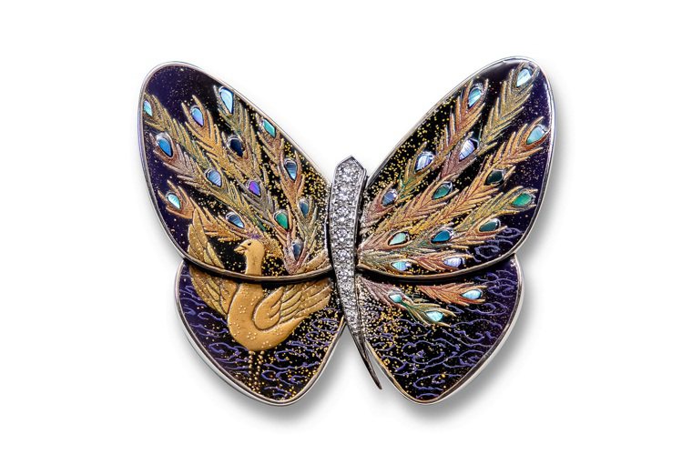 與日本蒔繪藝術家箱瀨淳一合作的梵克雅寶Kujaku蝴蝶珠寶胸針，共經過20種工藝、100道工序施作，頗具收藏價值，訂價76萬5,000元。圖 / 梵克雅寶提供
