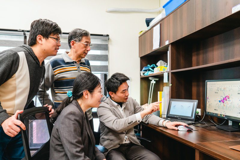 清華大學研究團隊蔡政育（左起）、藍忠昱、傅化文、楊立威開發新型胜肽資料庫。圖／清大提供