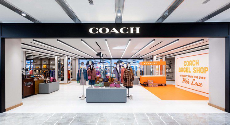 輕奢品牌COACH以摩登奢華為空間設計主題，在台中新光三越重新開幕。圖／COAC...