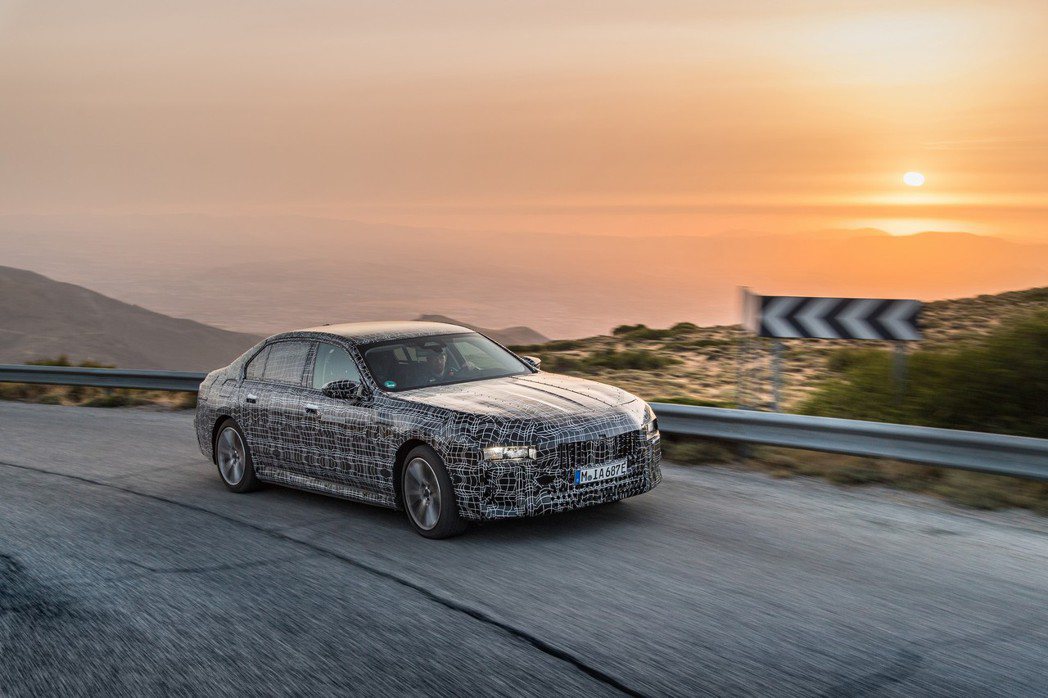 BMW i7最大續航距離預估可達到700公里。 摘自BMW