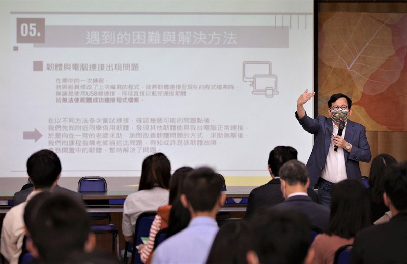 新北市教育局邀請台大教授林國明(圖右)為學生解說「學習歷程檔案」製作要點。圖／新北市教育局提供