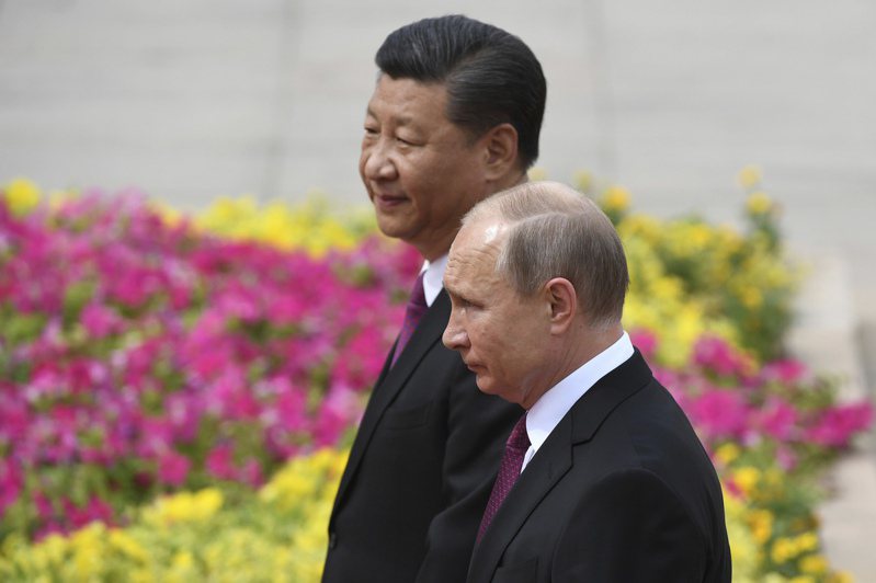 中國大陸被認為是最有可能扮演調停俄烏的關鍵斡旋角色。圖為俄羅斯總統普亭（前）與中共總書記習近平（後）。美聯社