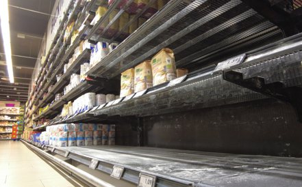 德國波昂一家超市擺放麵粉的貨架上，16日幾乎是空的。    路透