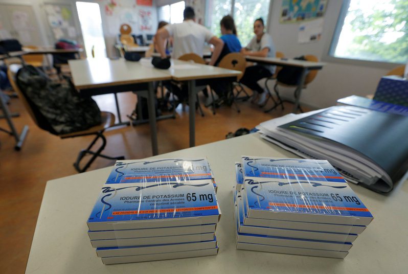 图为法国学校过去举行核能外洩事故演习时，在教室里准备的碘锭。路透(photo:UDN)