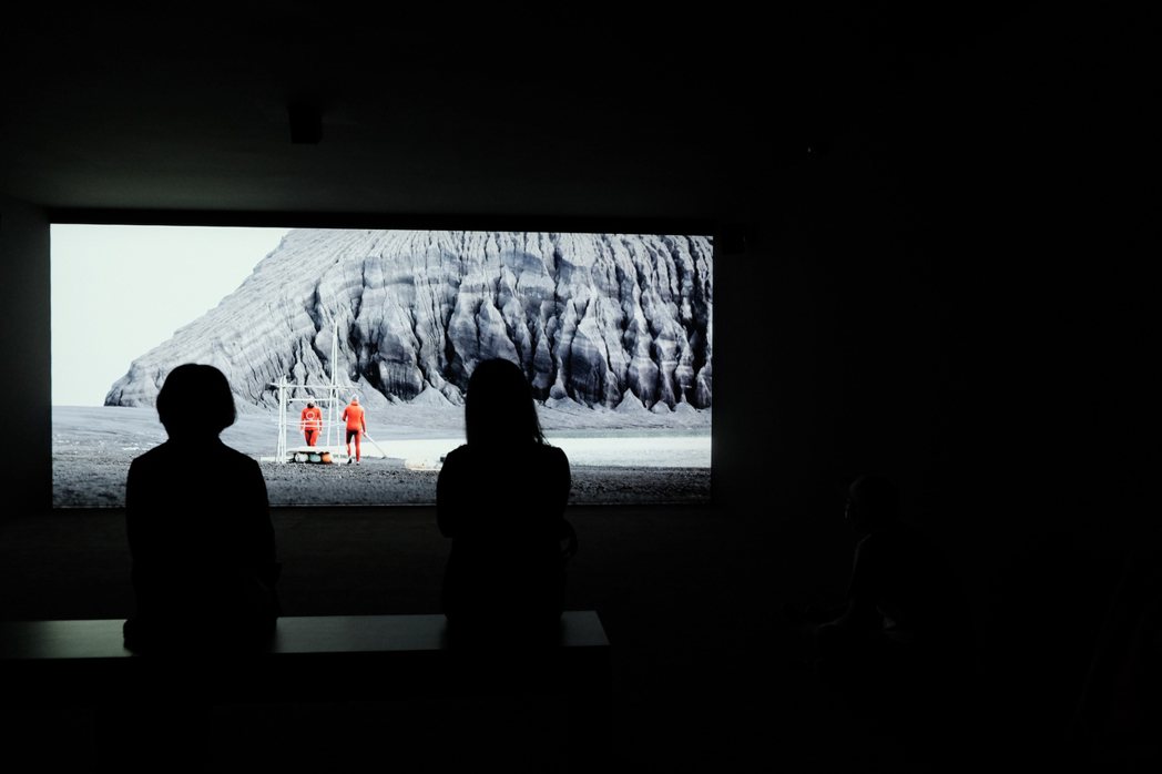 丹麥藝術團體SUPERFLEX拍攝電影作品《洪加東加島》。圖／江佩君攝影