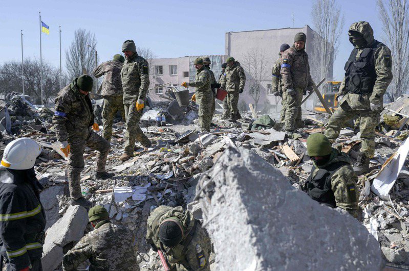 乌克兰南部城市尼古拉耶夫一所军校十八日遭到砲击，至少四十人丧命，军方十九日在断垣残壁中找寻遗体。（法新社）(photo:UDN)