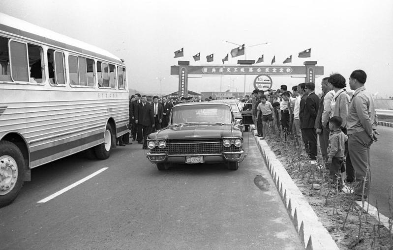 1969年3月20日，台北北投公路舉行竣工交接典禮，民眾在會場外圍觀。圖／聯合報系資料照片