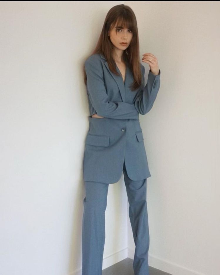 莉莉柯林斯穿Tibi灰藍色調西裝套裝，外套的腰間兩側以鏤空設計呈現，單穿方式也特...