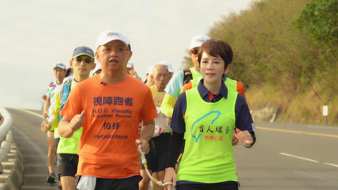 陳雅琳（右）參加盲人環台公益路跑活動。圖／華視提供