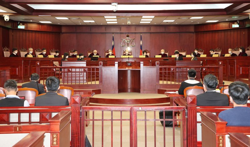 憲法法庭自為裁定義籍富商父與台灣空姐母的親權官司，引起法界熱議。示意圖，圖為憲法法庭開庭的情形。圖／聯合報系資料照片