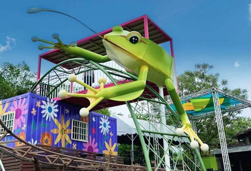 320是世界青蛙日，宜蘭綠色博覽會「翡翠樹蛙」裝置藝術在今天曝光，青蛙與茶葉密不可分，良好生態能種出好茶葉。圖／縣府提供