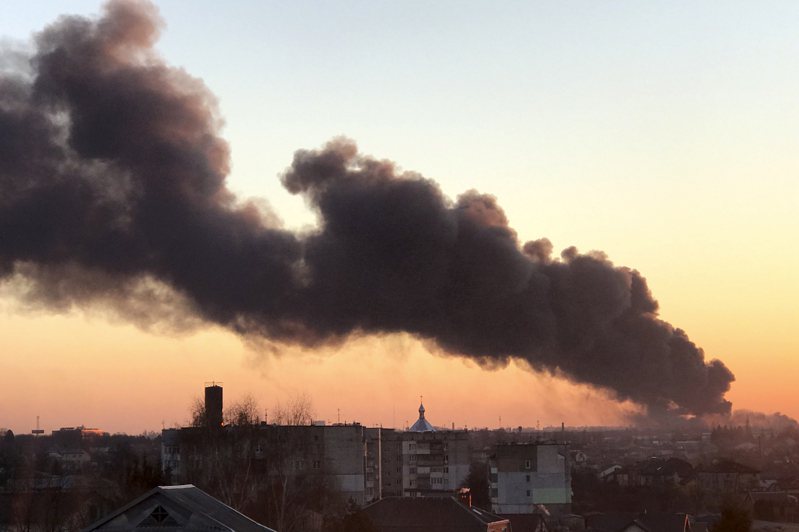乌克兰西部利维夫市机场附近18日遭俄军飞弹空袭，冒出黑烟。（美联社）(photo:UDN)
