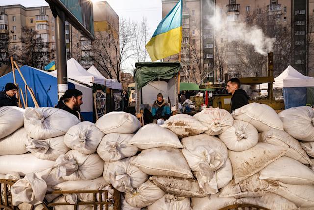 烏克蘭政府軍和志願軍加強首都基輔的防禦工事，設置路障、反坦克地雷和大砲。圖／紐約時報