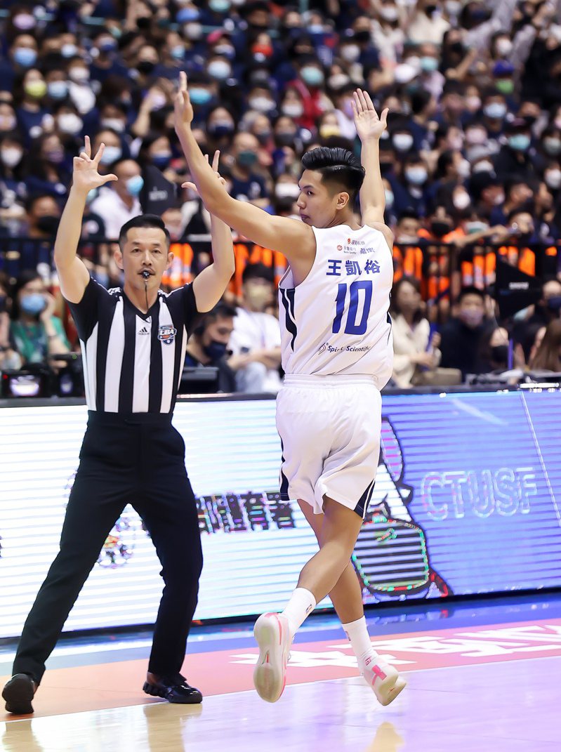 UBA大專籃球聯賽男子組冠軍戰，政治大學王凱裕在命中三分球後高舉雙手要球迷一起歡呼。記者余承翰／攝影