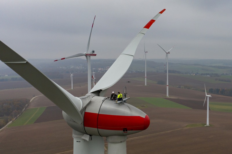 兩名技術人員在德國薩克森邦保養風力發電機。美聯社