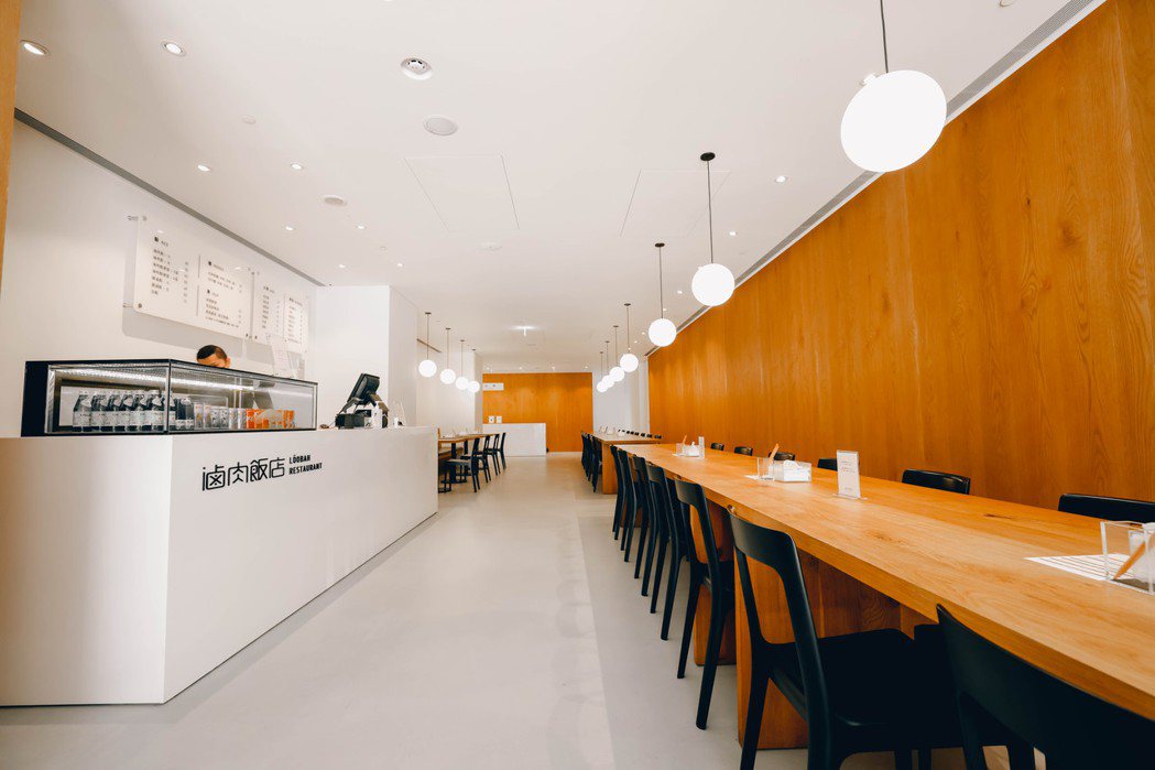 TG旗艦店空間包含滷肉飯店，為日本設計大師深澤直人操刀，以深色木質、白淨牆面帶來...