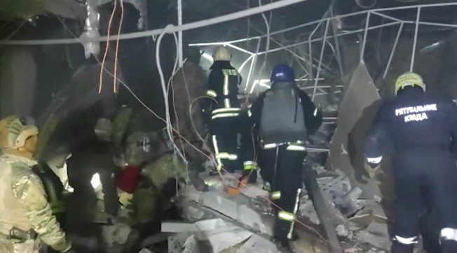 基辅发生爆炸后，消防员从购物中心废墟中救出人员。路透(photo:UDN)