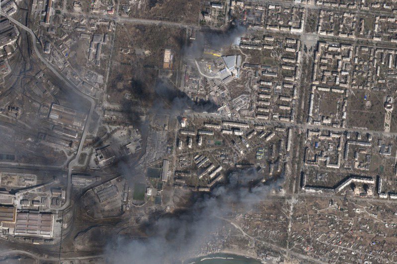 Planet Labs PBC 3月20日的卫星照片显示，俄罗斯对乌克兰南部港都马立波发动攻击，多座建筑被烧毁。美联社(photo:UDN)