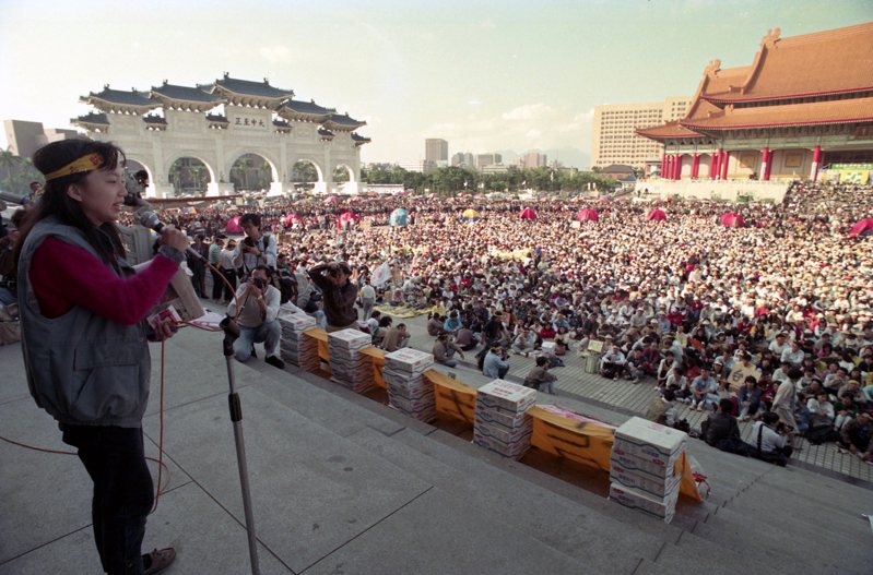 1990年3月21日野百合學運於21日進入第六天，全台北中南近6000名大學生在中正紀念堂廣場上靜坐抗議，也開始「禁食」支持絕食區的同學。圖／聯合報系資料照片