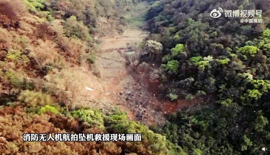 ＭU5735墜地後撞入了廣西與廣東邊境、琅南鎮的一處無人山谷裡，現場地形三面環山...