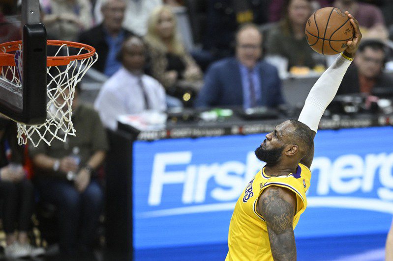 BASKETBALL-NBA-CLE-LAL/:NBA: Los Angeles Lakers at Cleveland Cavaliers
Mar 21, 2022; Cleveland, Ohio, USA; Los Angeles Lakers forward LeBron James (6) dunks in the fourth quarter against the Cleveland Cavaliers at Rocket Mortgage FieldHouse. Mandatory Credit: David Richard-USA TODAY Sports 路透社