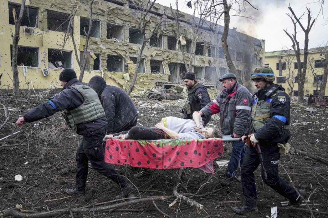 3月9日，俄軍空襲馬立波醫院，一名受傷的孕婦躺在擔架上被抬出。 圖／美聯社