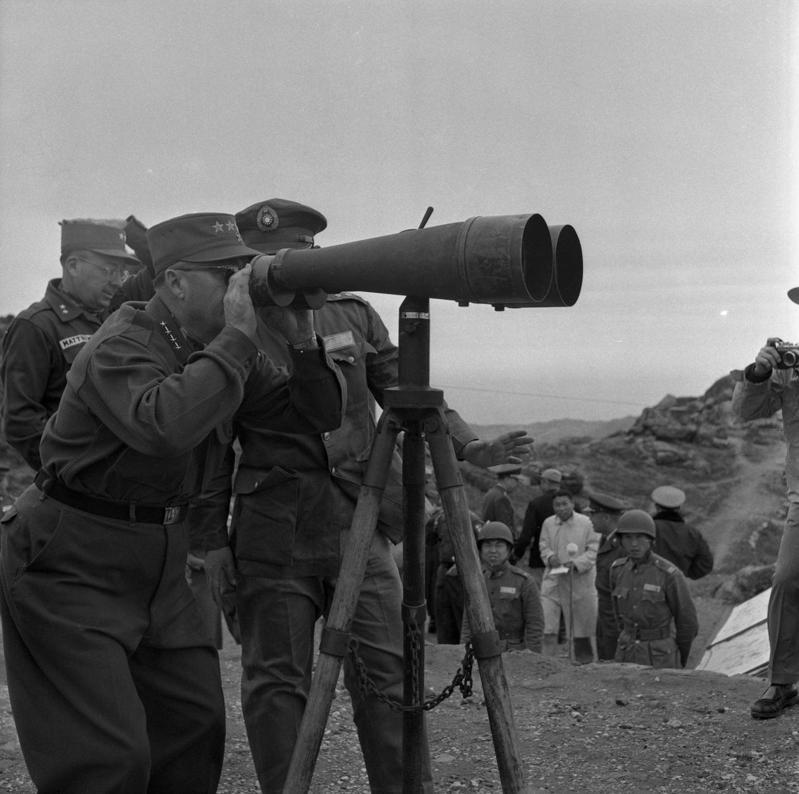 1958年3月22日，韓境聯軍總司令戴克上將等一行飛往金門參訪金門前線，戴克還特別用望眼鏡查看對岸的大陸。圖／聯合報系資料照片