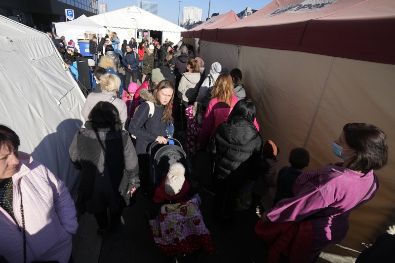波蘭如今一改過去反移民政策，熱情歡迎烏克蘭難民。圖為3月20日的華沙中央火車站前，烏國移民排隊等候查驗。美聯社