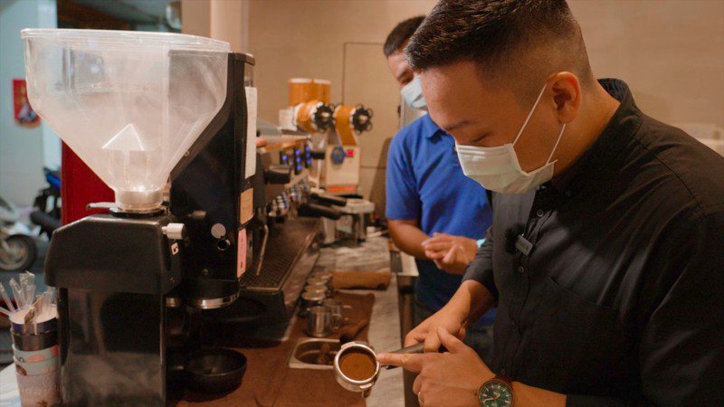 高雄市青年局長張以理（右）訪視110年青創補助店家「琲甞咖啡」參與咖啡製作過程。圖／高雄市青年局提供