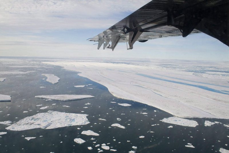 由於俄國關閉空域，許多歐亞之間航班改飛經北極圈。圖為加拿大北方的北極圈海域。美聯社