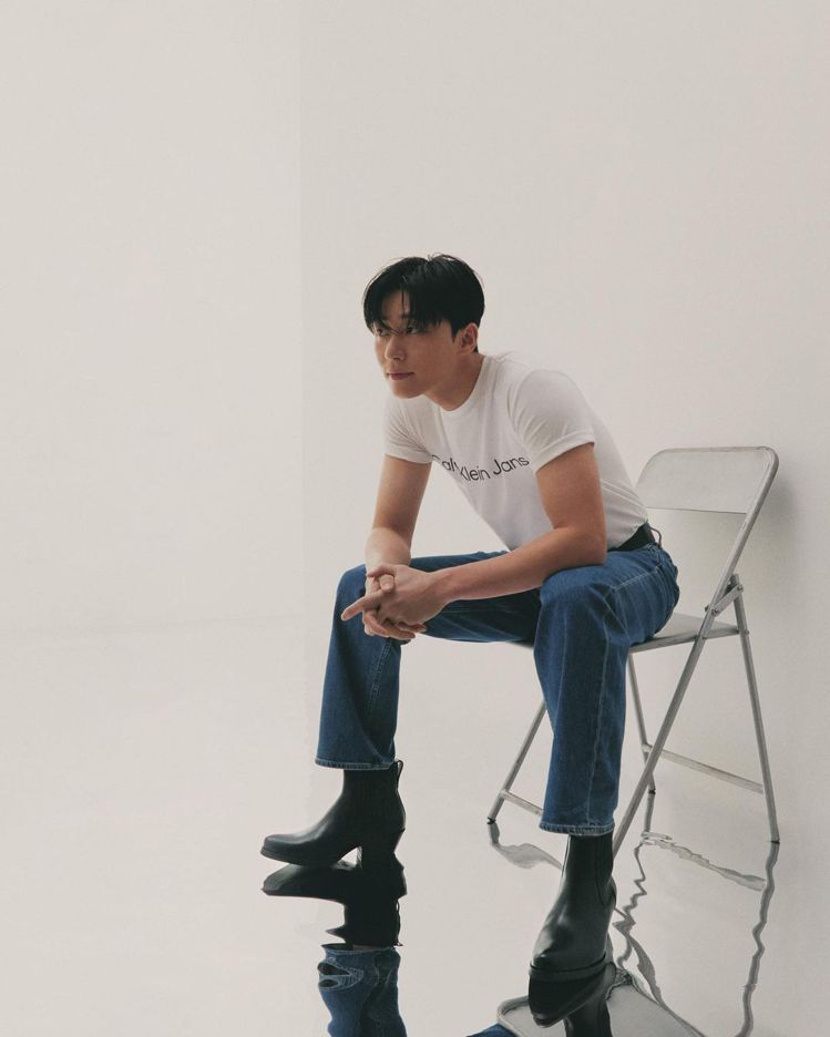 簡約的Calvin Klein Jeans系列，朴敘俊表現出眾帥氣。圖／取自IG