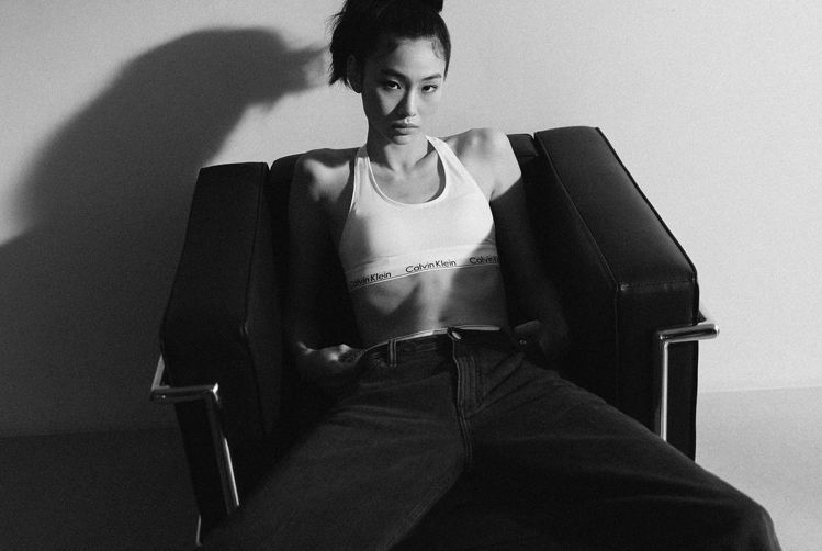 鄭浩妍拍攝Calvin Klein形象展現個人魅力。圖／取自IG