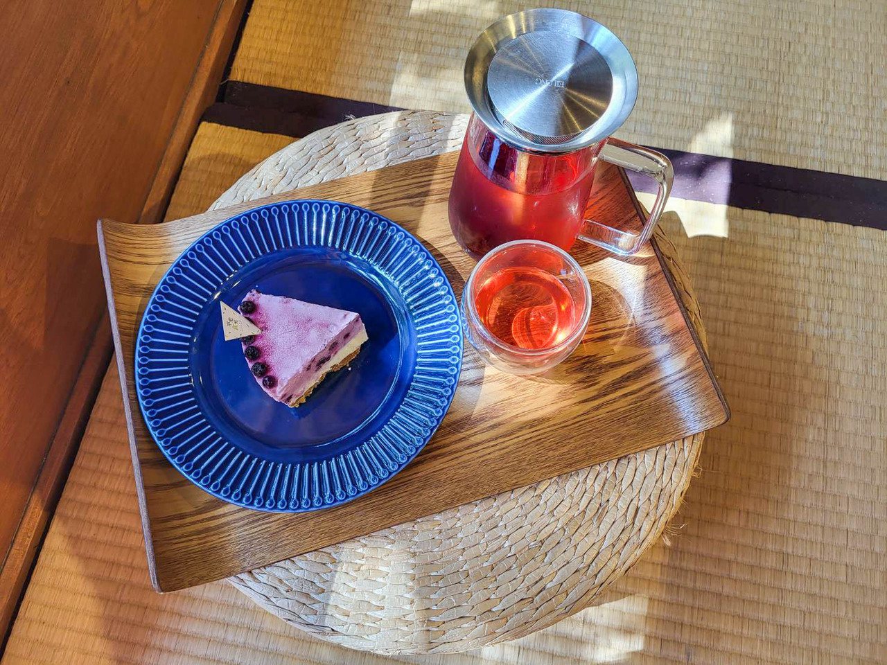 藍莓生乳酪和養生花茶。 圖／Lucas阿嬤