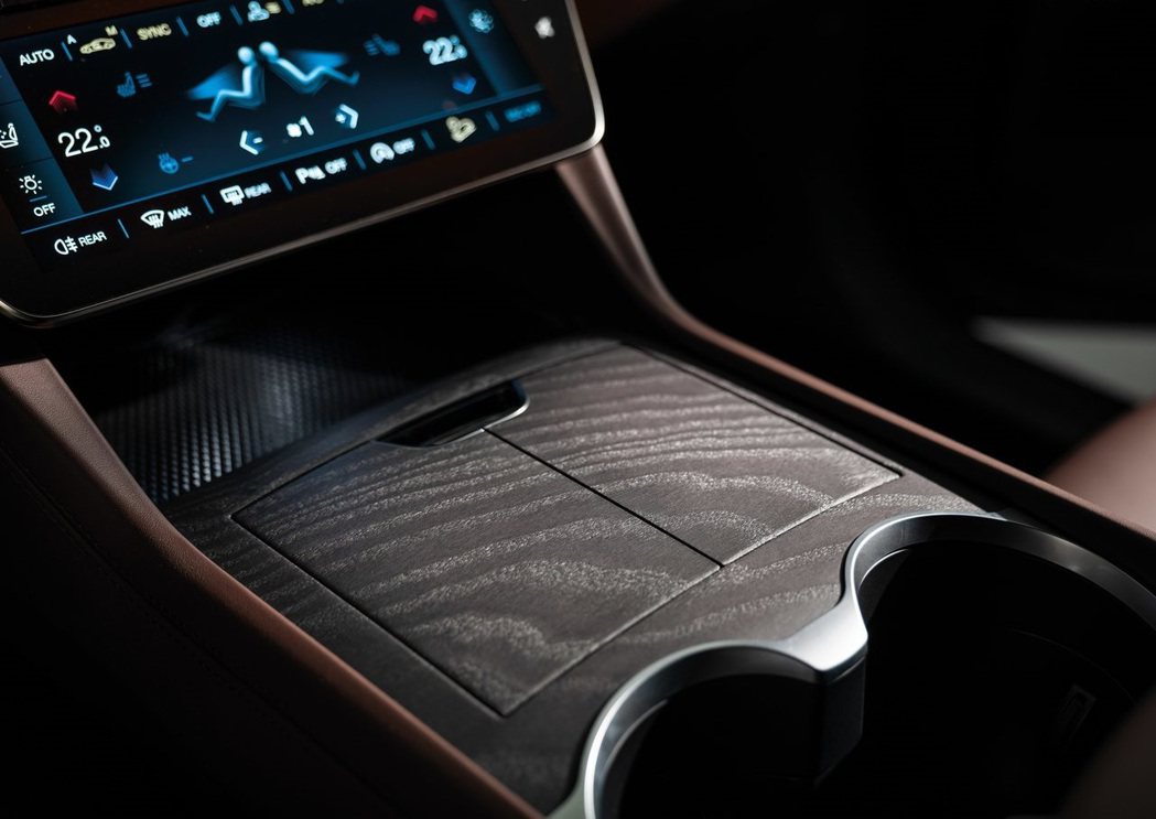 座艙也以大量實木、碳纖維及真皮等奢華料件鋪成。 圖／Maserati提供