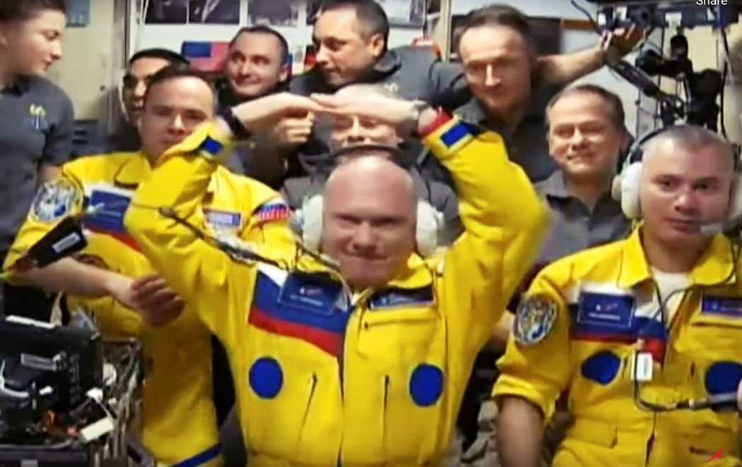 3月18日，三位穿著藍黃色衣服的俄羅斯太空人乘坐聯盟MS-21號從哈薩克升空，最...