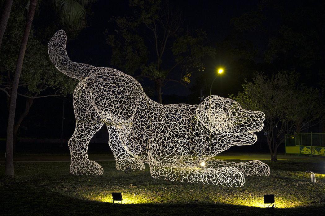 藝術家任大賢以線性金屬雕塑大型狗裝置。 圖／胡氏藝術提供