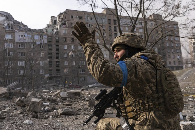 俄烏戰火延燒多日，圖為一名烏克蘭軍人在馬立波守衛陣地。 美聯社