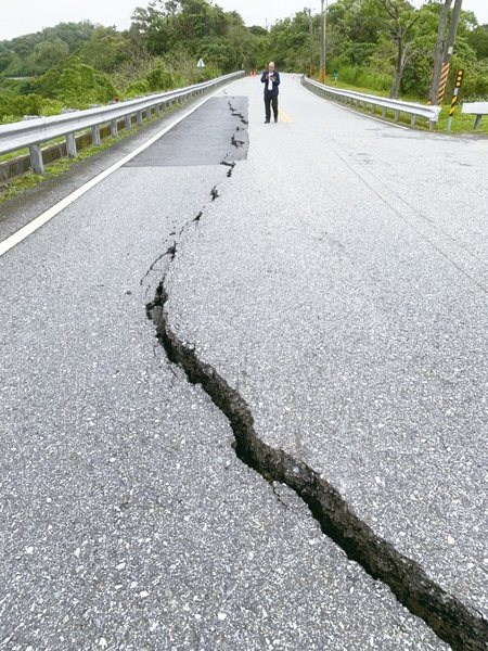 花蓮近海23日凌晨發生規模6.6地震，大小餘震數十起，路面發生龜裂情形。(中央社)