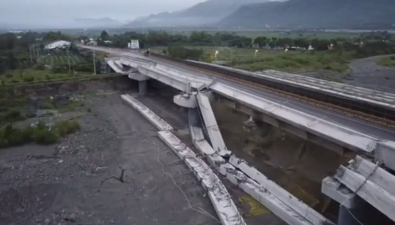 今天凌晨花蓮6.6大地震，將玉興橋拓寬部分的預力梁震損。圖／民眾提供