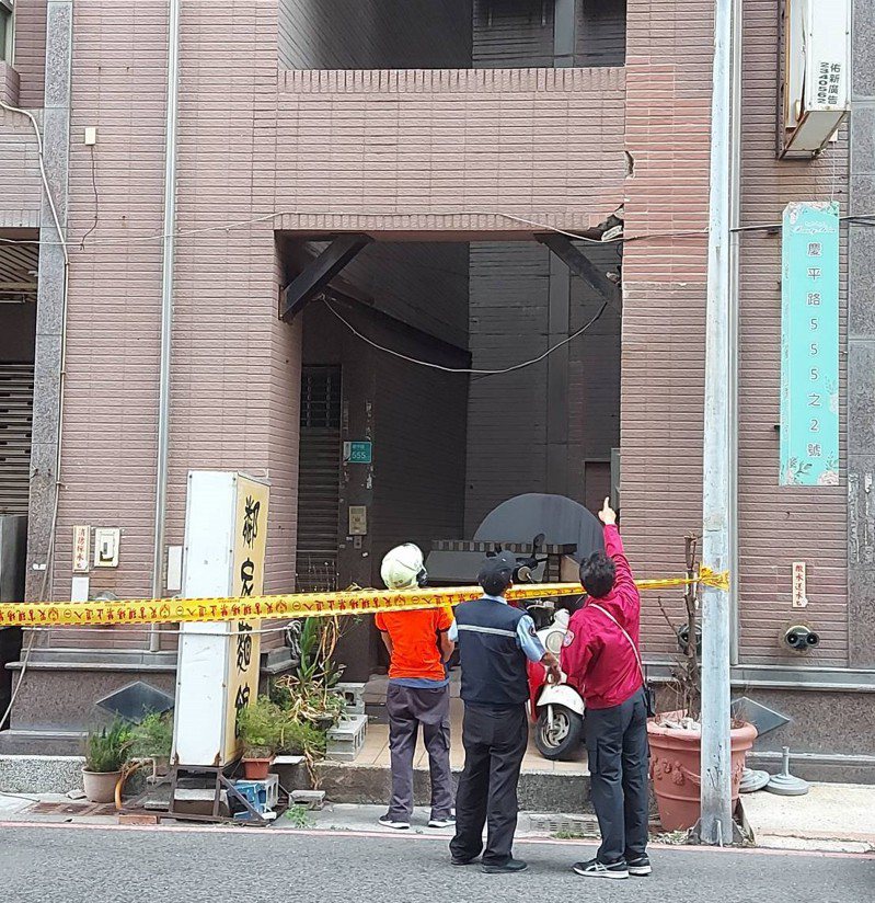 清晨地牛大翻身，台南南市安平區傳出大樓外牆磁磚剝落有驚無險。圖／工務局提供