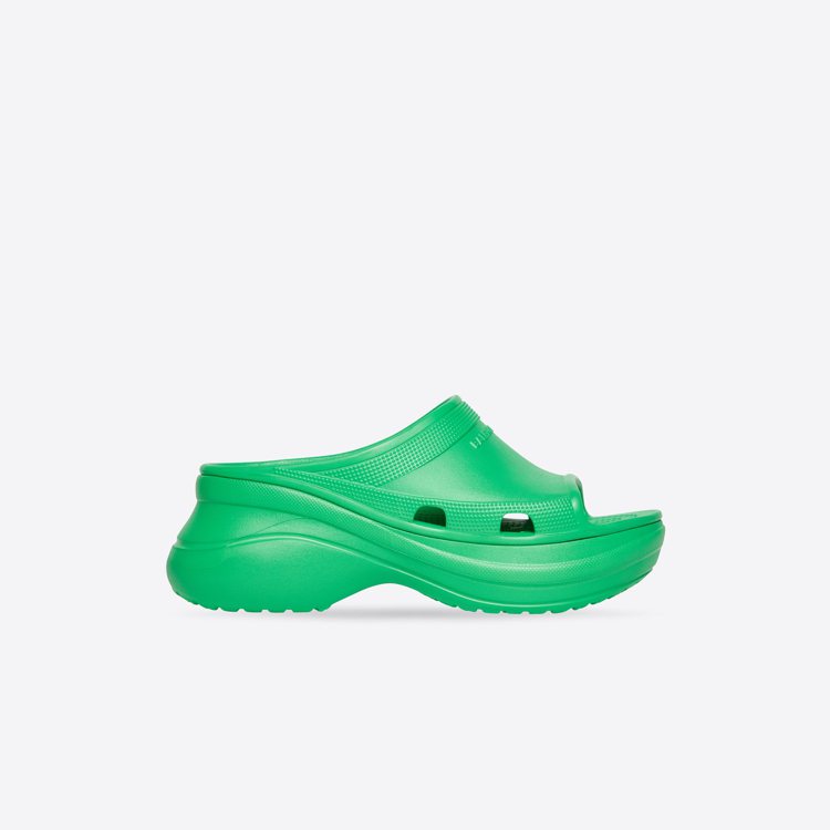 Crocs Pool拖鞋式涼鞋，15,900元。圖／Balenciaga提供