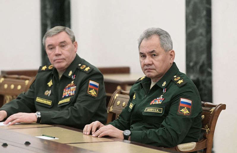 俄国国防部长萧依古（右）与参谋总长吉拉西莫夫（左）出席总统普亭召见的会议。法新社(photo:UDN)