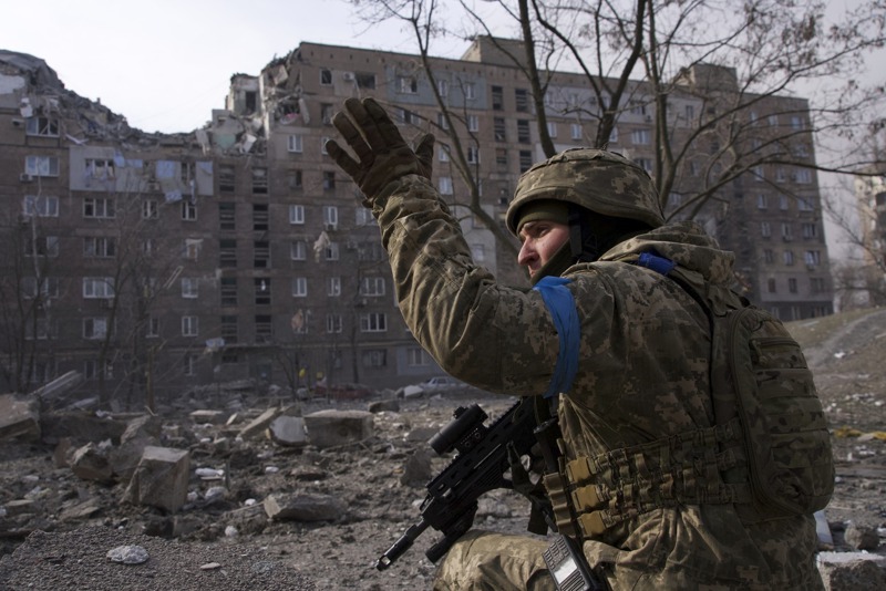 俄軍圍困馬立波已將近3禮拜，一名烏克蘭軍人12日在馬立波守衛自己的陣地。美聯社